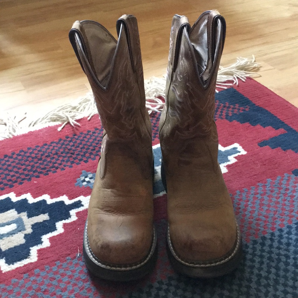 Women’s Roper western boots.